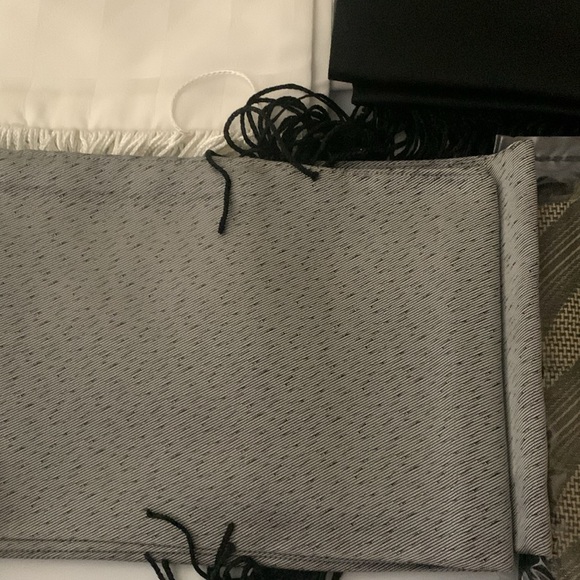 Five dress scarves - Picture 4 of 5